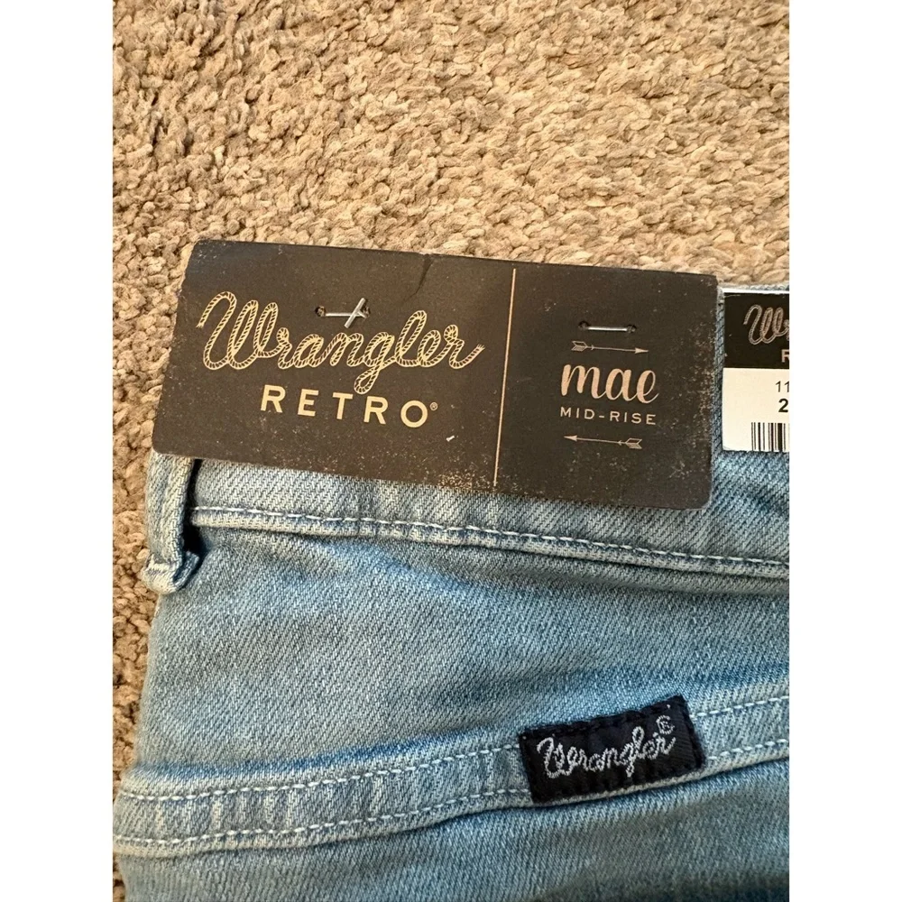 Wrangler Retro | Mae Denim Mid-Rise Shorts (Light Wash, 99% Cotton) - Picture 7 of 9